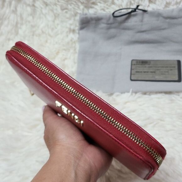 💯 Authentic Fendi zippy wallet 🍀 - Picture 10 of 12